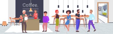 Kafe karşı küçük oğlu ve kızı ile baba kahve insanlar toplantı sırasında eğlence modern kafeterya iç düz tam uzunlukta yatay boyunca tartışarak
