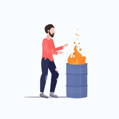 kötü adam ısıtmak tarafından yangın dilenci adam ayakta yakın yanan çöp içinde varil evsiz işsiz kavramı düz tam uzunlukta