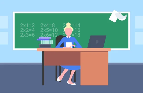 Kvinnlig lärare sitter vid skrivbordet framför svarta tavlan använda laptop matematik lektion utbildning koncept modern skola klassrummet interiör horisontell platt — Stock vektor