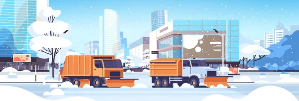 Snöplog lastbilar rengöring väg Urban Downtown Street med skyskrapor affärsbyggnader vinter snöröjning koncept solsken stadsbilden bakgrund platt horisontell — Stock vektor