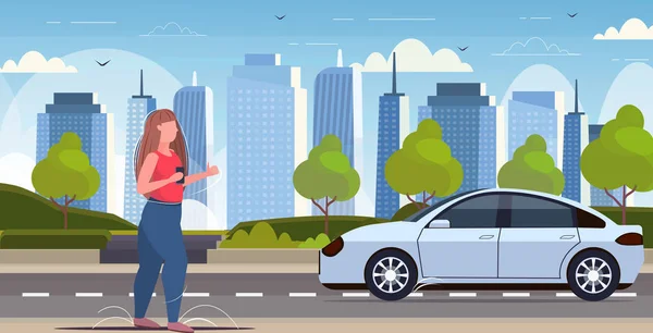 スマホモバイルアプリを使う女性オンライン注文タクシーカーシェアリングコンセプト交通カーシェアリングサービス 現代都市景観背景水平全長 — ストックベクタ