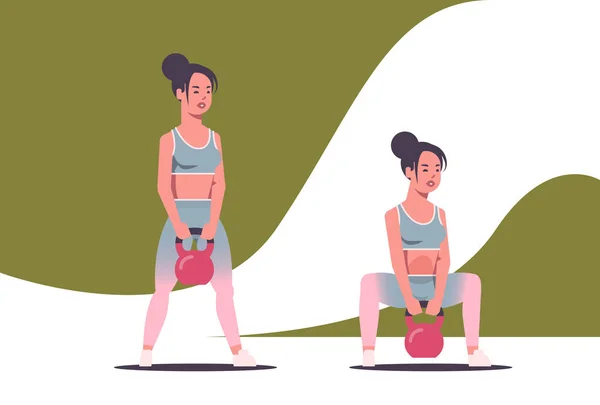 Dos chicas deportivas haciendo ejercicios en cuclillas con kettlebell peso atractivas mujeres entrenamiento entrenamiento estilo de vida saludable concepto excitado sportswomen en ropa deportiva plana de longitud completa horizontal — Archivo Imágenes Vectoriales