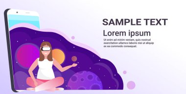 dijital gözlük kız akıllı telefon ekran kulaklık vizyon sanal gerçeklik teknolojisi kavramı düz tam uzunlukta yatay güneş sistemi uzay galaksivr gezegenlere dokunmadan kadın