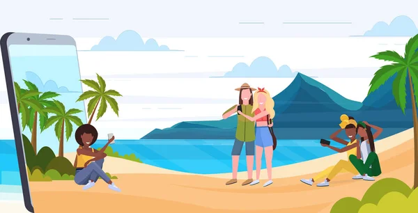 핸드폰을 사용하는 사람들은 열대 섬 바다 해변 여름 휴가 디지털 중독 개념 스마트 폰 화면 모바일 앱 평면 전체 길이 수평에서 휴식 레이스 남성 여성을 혼합 — 스톡 벡터