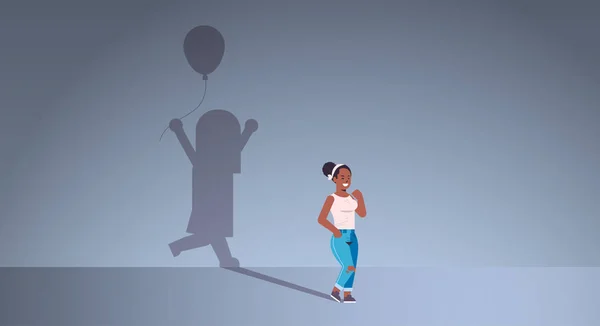Afro-americana mulher sonhando em ser uma criança sombra de menina com balão de ar imaginação aspiração conceito fêmea personagem de desenho animado em pé pose comprimento total plana horizontal —  Vetores de Stock