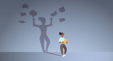 afro-amerikan iş kadını tutan klasör gölge iş kadını kağıt belgeler overvorked aspirasyon hayal gücü kavramı tam uzunlukta düz yatay atma