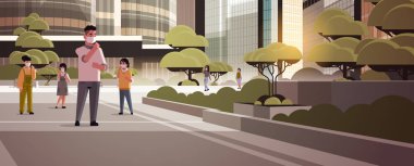 yüz maskeleri çevre endüstriyel sis tozu toksik hava kirliliği ve virüs koruma kavramı erkek kadın yürüyüş açık şehir binası cityscape arka plan tam uzunlukta yatay giyen insanlar