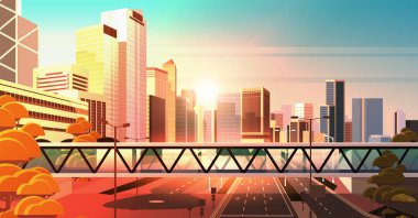 işaretleme oklar ile karayolu asfalt yol üzerinde yaya köprüsü trafik işaretleri şehir silueti modern gökdelenler cityscape günbatımı arka plan düz yatay