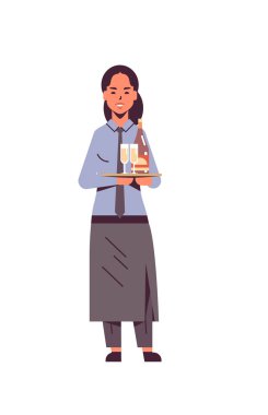 profesyonel garson tutarak şişe ve şampanya bardakları tepsi kadın restoran işçisi apron alkol içecekler düz tam uzunlukta beyaz arka plan dikey taşıyan