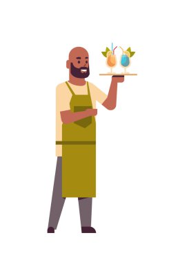 farklı alkol içecekler düz tam uzunlukta beyaz arka plan dikey taşıyan üniforma lı üniformalı kokteyller ile tepsi hizmet veren profesyonel garson