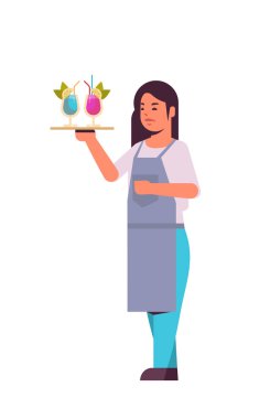 farklı alkol içecekler düz tam uzunlukta beyaz arka plan dikey taşıyan üniformalı kadın restoran işçisi ile hizmet tepsisi tutan profesyonel garson