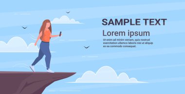 cliff gap risk tehlike dijital bağımlılık kavramı düz tam uzunlukta yatay kopya alanı yürüyen akıllı telefon kullanarak kadın