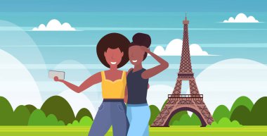 akıllı telefon kamera karışık yarış kız birlikte duran selfie fotoğraf çekmek kadınlar seyahat kavramı paris soyut şehir siluet arka plan düz portre yatay