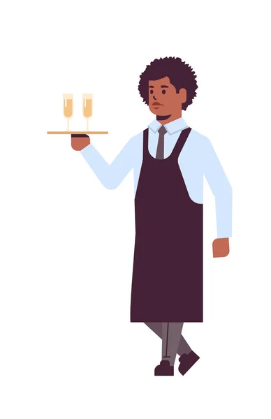 Profesionální číšník přidržující servírovací pultík se dvěma sklenicemi šampaňského africký Američan muž restaurace pracovník v uniformě a alkohol nápoje plné rovné bílé pozadí svisle — Stockový vektor