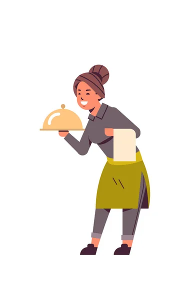 トレイとタオル食品提供コンセプトフラットフルレングス白背景垂直で制服を着た料理女性レストランワーカーを保持するプロのウェイトレス — ストックベクタ