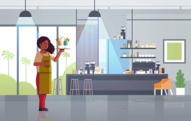 garson farklı alkol içecekler modern kafe iç düz tam uzunlukta yatay taşıyan üniforma lı üniformalı afro-amerikan kadın restoran işçisi ile tepsi hizmet veren