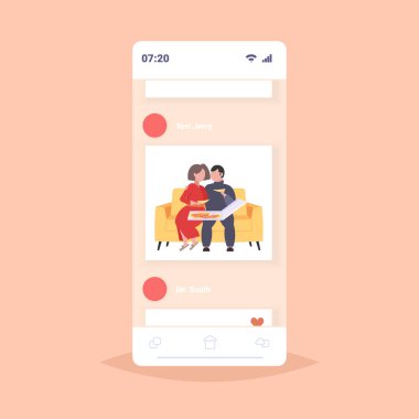 kanepede oturan şişman obez erkek kadın kanepede oturup pizza fast food sağlıksız beslenme konsepti çift kanepe smatphone uygulaması online mobil uygulama düz tam uzunlukta rahatlatıcı eğlenceli