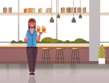 profesyonel garson alkol içecekler modern pub iç düz tam uzunlukta yatay taşıyan üniforma bira kadın restoran işçisi iki bardak ile tepsi tutarak