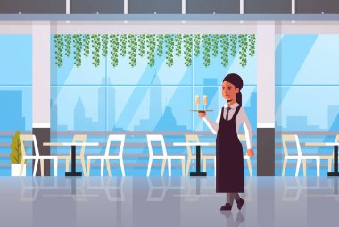 profesyonel garson alkol içecekler modern kafe iç düz tam uzunlukta yatay taşıyan önlük şampanya kadın restoran işçisi iki bardak ile tepsi tutarak