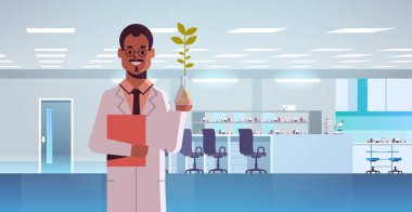 erkek bilim adamı test tüpü nde bitki örneği inceleyen afro-amerikan adam üniformalı pano ile deneme kimyasal araştırma bilim kavramı modern genetik laboratuvar iç yatay portre yapma