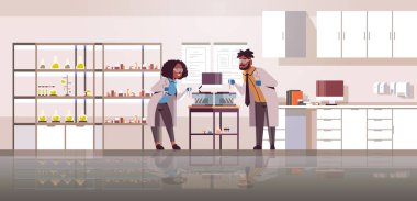 bilim adamları çift kan örnekleri ile test tüpleri tutan afro-amerikan erkek kadın üniforma ile analizör makine bilim tıp kavramı modern laboratuvar iç tam uzunlukta yatay kullanarak