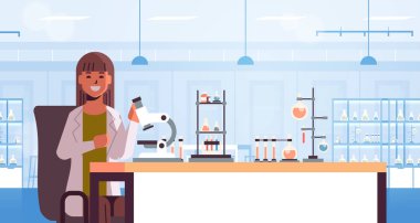 bilim adamı mikroskop ve test tüpleri kadın üniformalı bilgisayar bilimsel deneyler kimya laboratuvarı iç araştırma bilim kavramı yatay portre yapma masada oturan