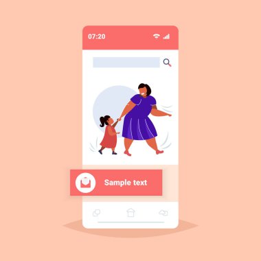 şişman obez anne kızı ile el leri kilolu kadın ve çocuk birlikte aile eğlenceli obezite kavramı akıllı telefon ekranı online mobil uygulama düz tam uzunlukta yürüme