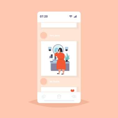 şişman obez kadın diş fırçalama kilolu kız ayna obezite kavramı akıllı telefon ekranı online mobil uygulama düz tam uzunlukta arka görüş bakarak diş fırçası tutarak