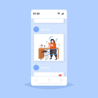 şişman kilolu kadın hamburger obezite sağlıksız beslenme fast food kavramı obez kız öğle yemeği akıllı telefon ekranı online mobil uygulama tam uzunlukta düz sahip yeme
