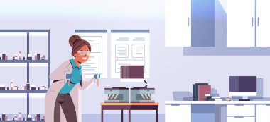 analizör tıbbi makine araştırma bilim tıp kavramı modern laboratuvar iç portre yatay kullanarak üniforma lı kadın kan örnekleri ile test tüpleri tutan bilim adamı