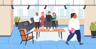 şişman obez meslektaşım diğer iş arkadaşları grup obezite kavramı erkek kadın zorbalık üzgün kilolu kız modern ofis iç düz yatay tam uzunlukta zorbalık ediliyor