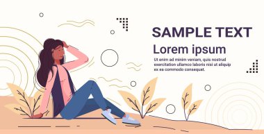 fotoğraf moda çekimi konsepti için poz afrikalı amerikalı kız model çekici kadın açık tam uzunlukta yatay kopya alanı oturan