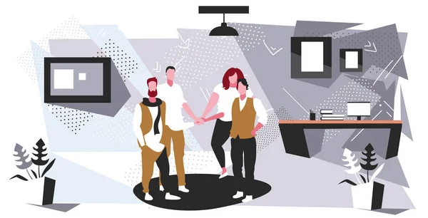 Предприниматели группы сотрудничают держа кучи рук команда дух концепции бизнеса люди, стоящие вместе командная работа современный дизайн офиса горизонтальный полный — стоковый вектор