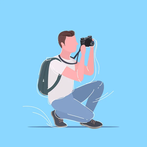 Fotógrafo profissional tirar foto homem viajante com mochila tiro com câmera digital dslr personagem cartoon masculino comprimento total plana —  Vetores de Stock