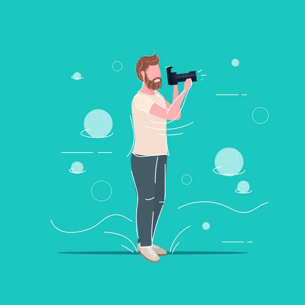 Photographe professionnel prenant photo homme voyageur prise de vue avec appareil photo numérique dslr mâle personnage de dessin animé pleine longueur plat — Image vectorielle