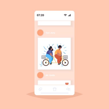 şişman obez çift sürme tandem bisiklet kilolu afrikalı amerikalı erkek kadın bisiklet ikiz bisiklet kilo kaybı kavramı akıllı telefon ekranı online mobil uygulama düz tam uzunlukta