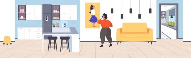 şişman obez kadın resim kilolu bayan kilo kaybı motivasyon obezite kavramı modern oturma odası iç düz tam uzunlukta yatay ince çekici kız bakıyor