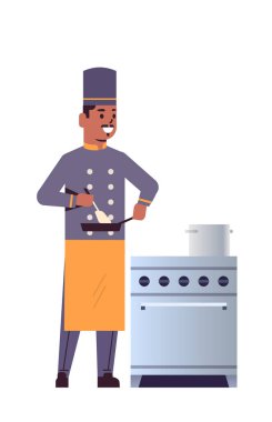 erkek profesyonel şef kızartma tavası kullanarak gıda afrikakökenli amerikan adam restoran mutfak işçisi üniforma soba pişirme kavramı düz tam uzunlukta dikey yakınında duran