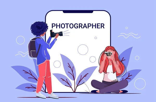 Fotografer wanita profesional mengambil gambar foto campuran gadis ras menembak dengan kamera digital dslr layar smartphone online aplikasi lengkap sketsa horisontal - Stok Vektor