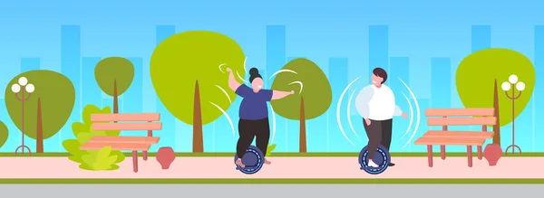 Fet fet man kvinna ridning självbalanserande Scooter par stående på elektriska gyroscooter personlig elektrisk transport fetma Concept Urban parklandskap bakgrund horisontell full längd — Stock vektor