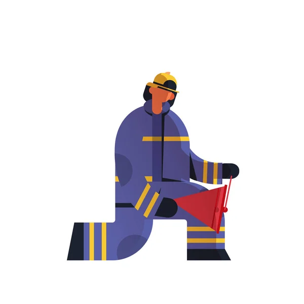 Храбрый пожарный, использующий красные ведра, тушащий пожарного в форме и шлеме пожарной службы чрезвычайной ситуации концепции плоский белый фон на всю длину — стоковый вектор