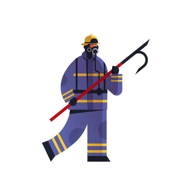 Corajoso bombeiro segurando bombeiro sucata vestindo uniforme serviço de emergência de combate a incêndios extinguindo conceito de fogo plano fundo branco comprimento total —  Vetores de Stock