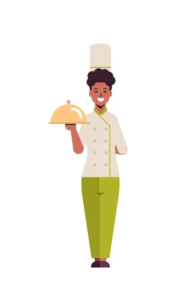 Cocinera profesional femenina sosteniendo bandeja cubierta bandeja de servir mujer afroamericana trabajadora de restaurante en uniforme cocina concepto de comida plana longitud completa vertical — Vector de stock