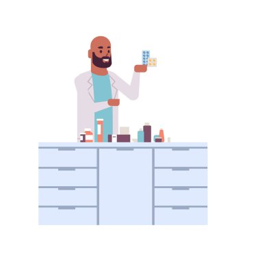 erkek bilimsel araştırmacı uyuşturucu paketleri tutan afro-amerikan adam üniforma analiz hapları bilim adamı laboratuvar araştırma bilim kavramı tam uzunlukta düz deney yapma