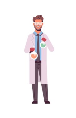 erkek bilim adamı laboratuvar araştırma bilim kimyasal kavramı dikey tam uzunlukta deney yapma üniforma tutan şişeleri renkli sıvı adam ile test tüpleri tutan