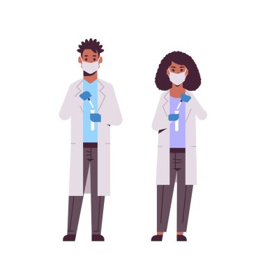 laboratuvar araştırma bilim kimyasal kavramı yatay tam uzunlukta deney yapan flasks araştırmacılar ile çalışan üniformalı test tüpleri afro-amerikan erkek kadın tutan bilim adamları çift