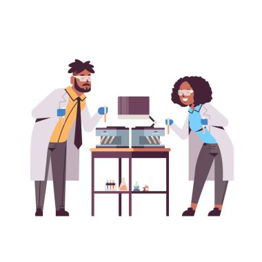 bilim adamları çift kan örnekleri ile test tüpleri tutan afro-amerikan erkek kadın üniforma analizör tıbbi makine laboratuvar araştırma bilim tıp kavramı tam uzunlukta düz kullanarak