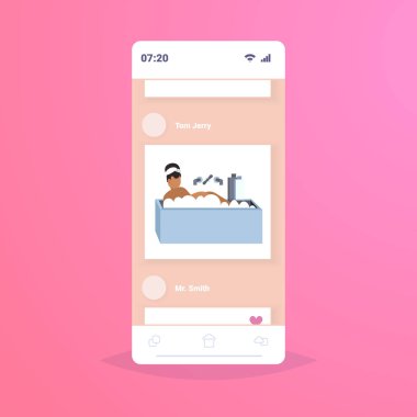 şişman obez kadın köpük kilolu afro-amerikan kız küvet obezite kavramı akıllı telefon ekran mobil uygulama düz tam uzunlukta yalan ile banyoda rahatlatıcı yıkama