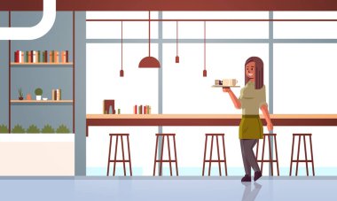 tepsi kadın kafe işçi barista üzerinde kahve ve kek taşıyan garson tatlı modern kafeterya iç tam uzunlukta yatay ile cappuccino iki bardak tutan önlük içinde