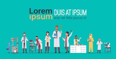 tıbbi ekipman araştırma bilim kavramı tam uzunlukta düz yatay kopya alanı ile çalışan üniforma laboratuvar bilim adamları grubunda deneyler yapan farklı bilimsel araştırmacılar ayarlayın